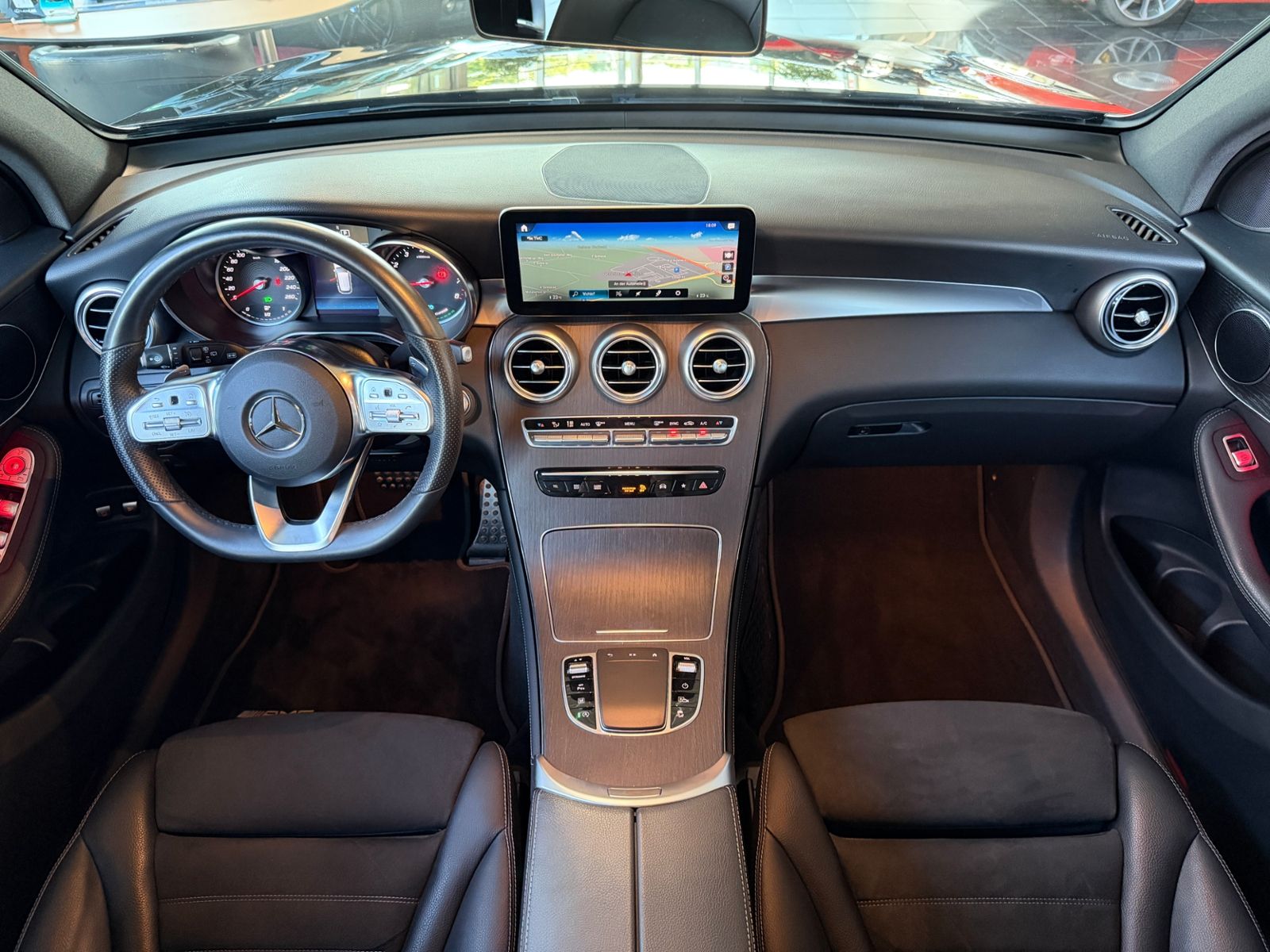 Fahrzeugabbildung Mercedes-Benz GLC 200 4Matic AMG Line AHK LED NAV SHZ 19"