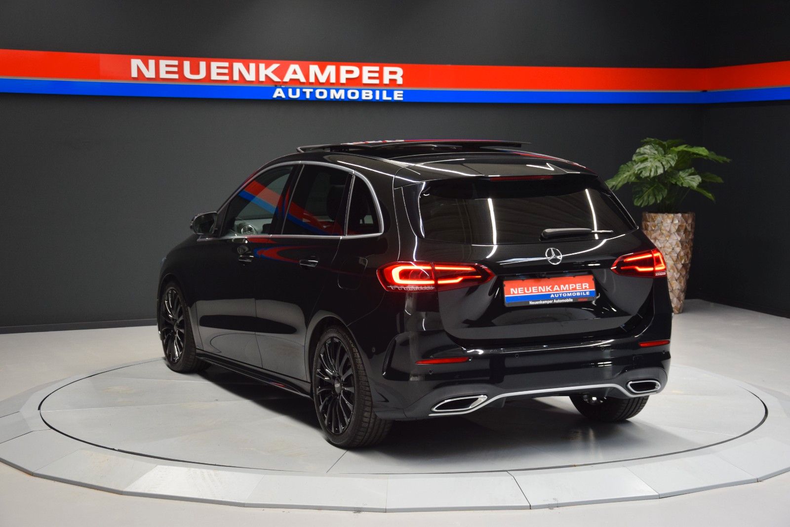Fahrzeugabbildung Mercedes-Benz B 220 4Matic AMG-Line Pano LED Kamera Tempomat