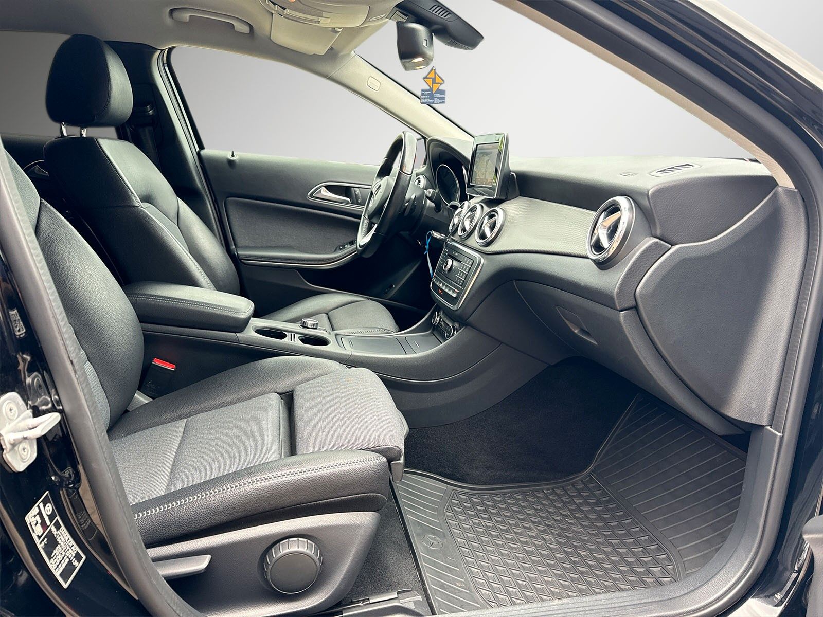 Fahrzeugabbildung Mercedes-Benz GLA 200 CDI *Allrad*AHK*Navi*Parkass*Teilleder