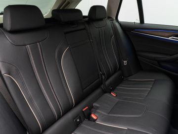 Fahrzeugabbildung BMW 520d xD Luxury Line Kamera HUD DAB HiFi DisplKey