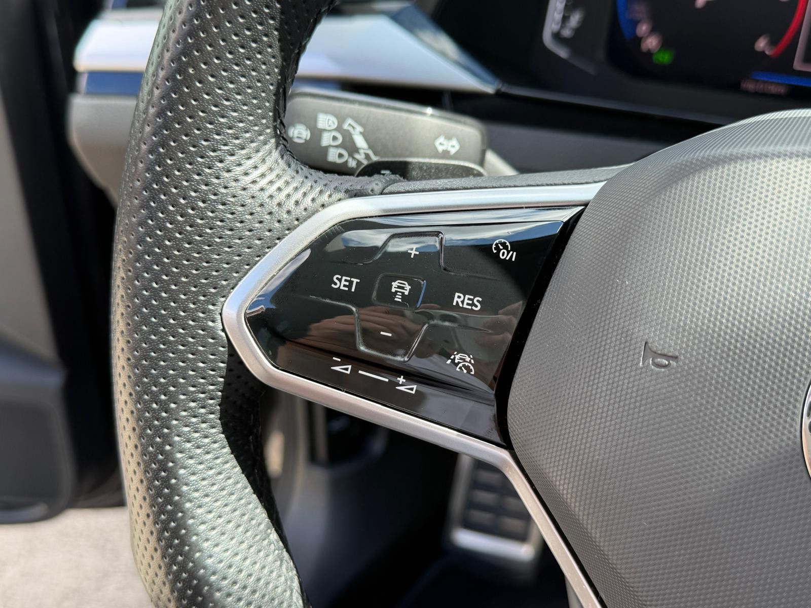 Fahrzeugabbildung Volkswagen Arteon SB 2.0TDI DSG R-Line 4M ACC KAM H&K AHK