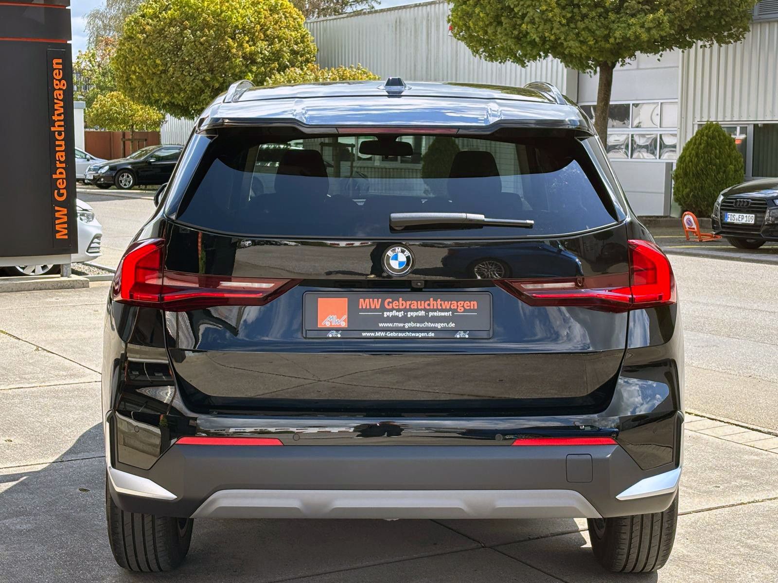 Fahrzeugabbildung BMW X1 sDrive 18i Steptr. ACC KAM PDC LED NAV AHK