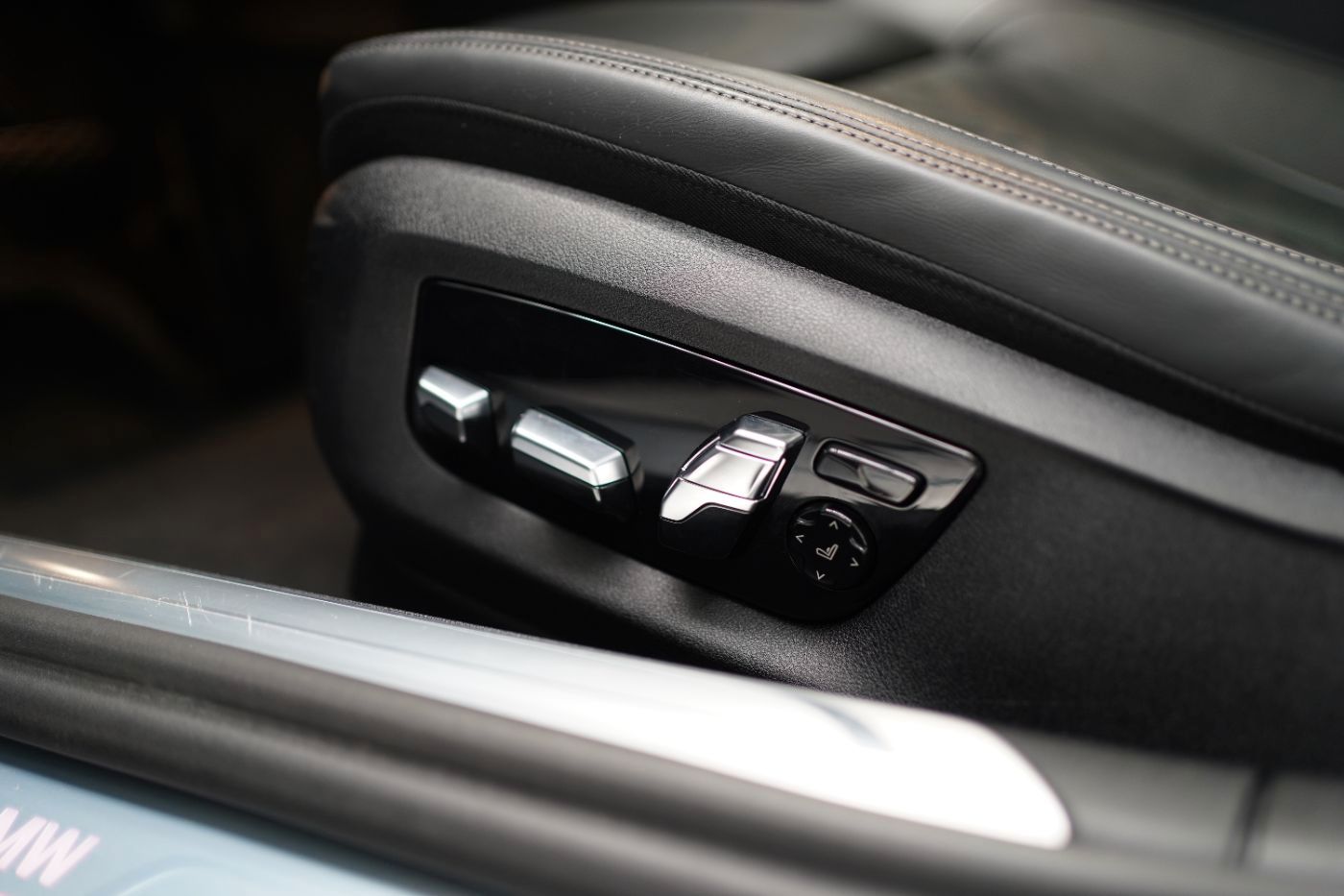 Fahrzeugabbildung BMW 750i xDrive +ferngest. Parken+Komfortsitze v&h++