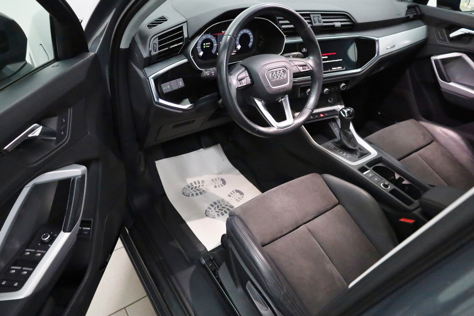 Fahrzeugabbildung Audi Q3 45 TFSI e,T.Leder,Navi,LED,SH,ACC,Sportsitze