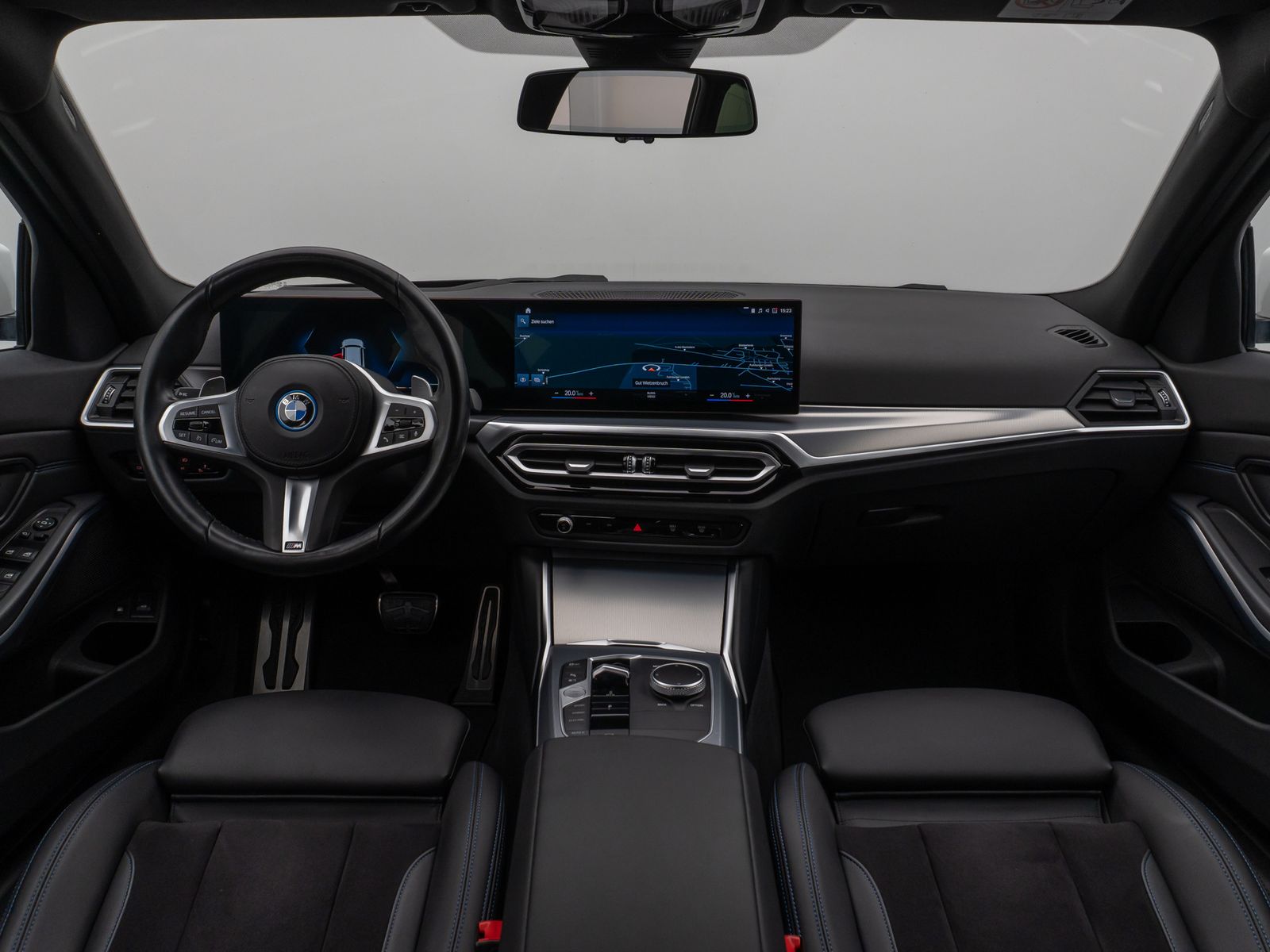 Fahrzeugabbildung BMW 330e M Sport Kamera DAB HUD Alarm Parkassistent