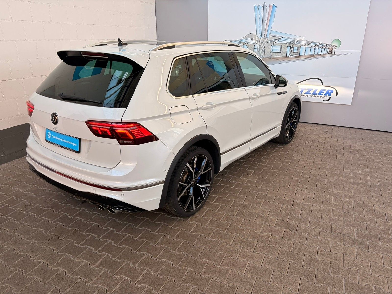 Fahrzeugabbildung Volkswagen Tiguan R 2,0 TSI DSG 4-Motion +AHK + Navi +Leder