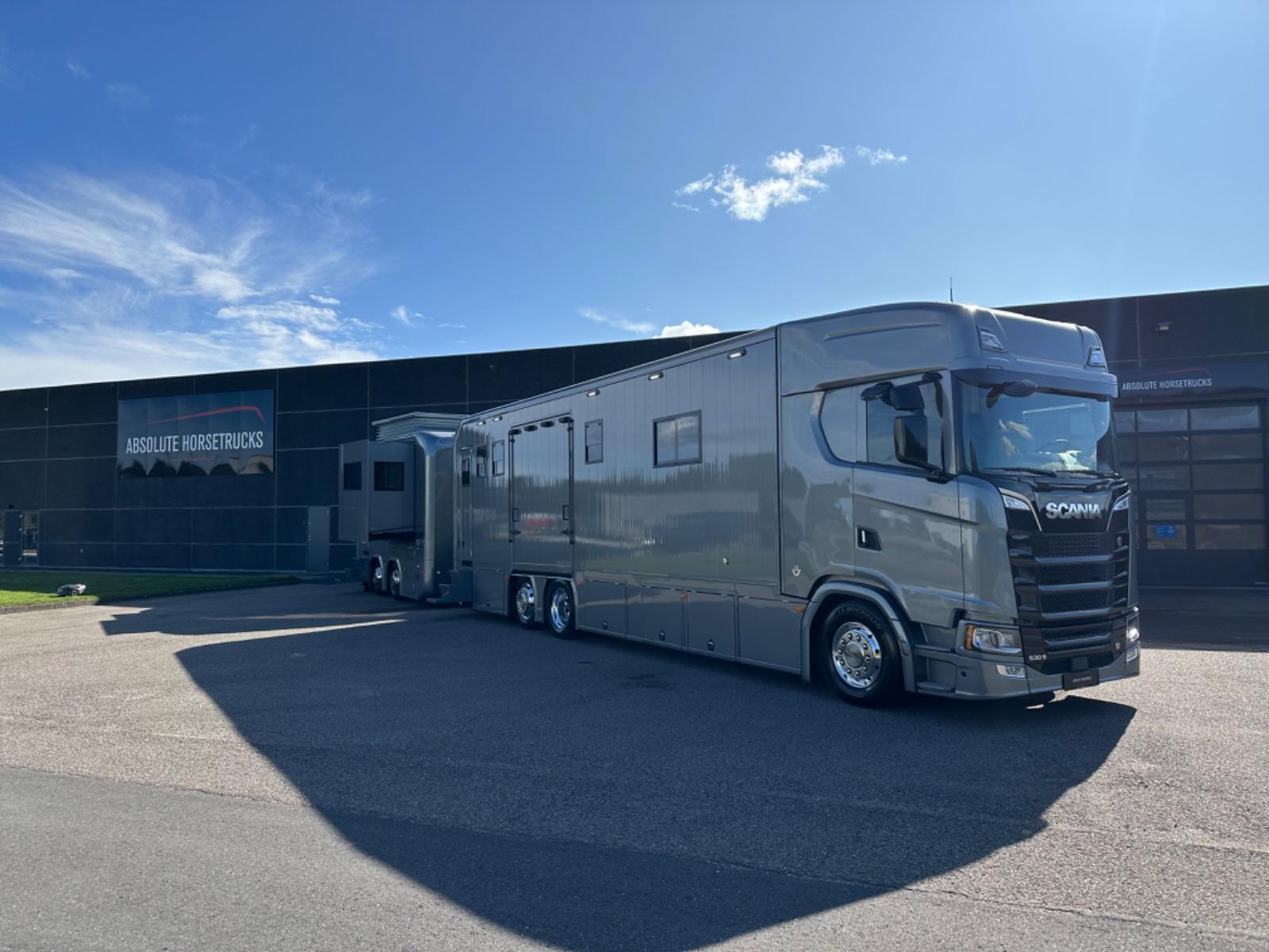 Scania S530 V8 8 HORSES LIVING & LIVINGTRAILER