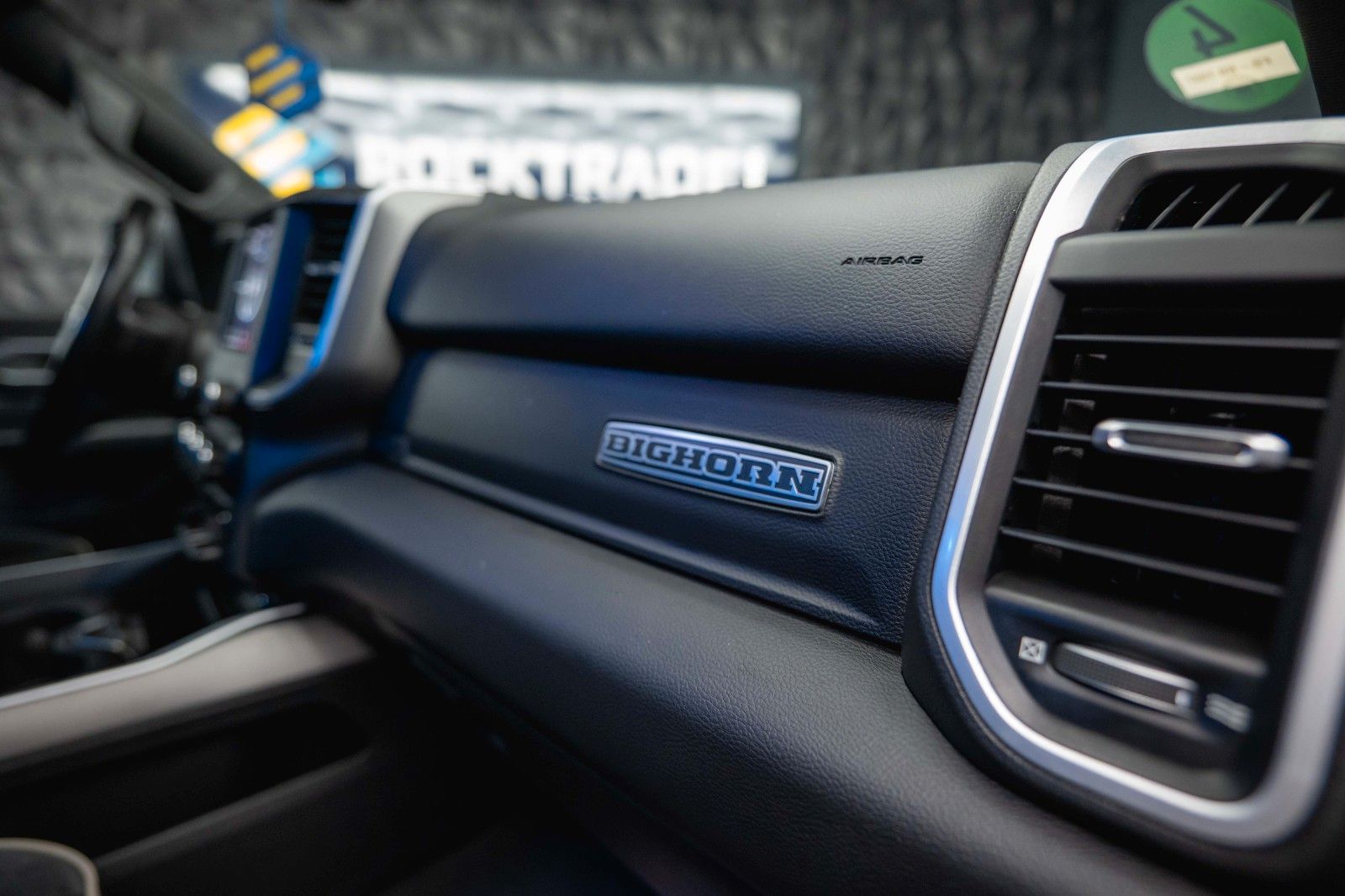 Fahrzeugabbildung Dodge RAM 5.7 V8 HEMI 4x4 Offroad Night LPG Hardtop