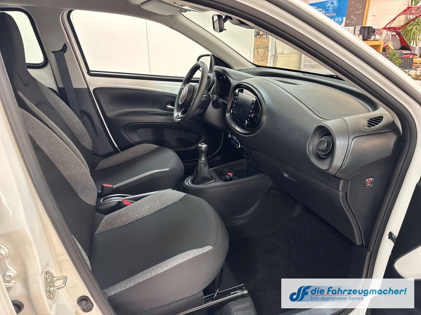 Fahrzeugabbildung Toyota Aygo X Play Apple CarPlay Android Auto Mehrzonen