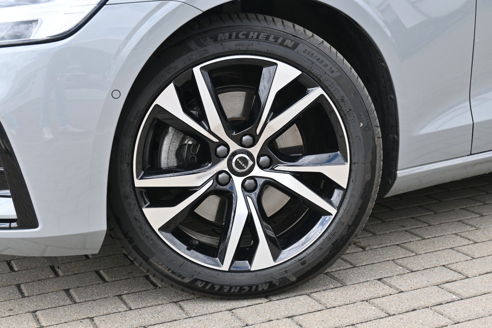Fahrzeugabbildung Volvo V60 B4 DKG Plus Dark*HuD*PANO*360°*ACC
