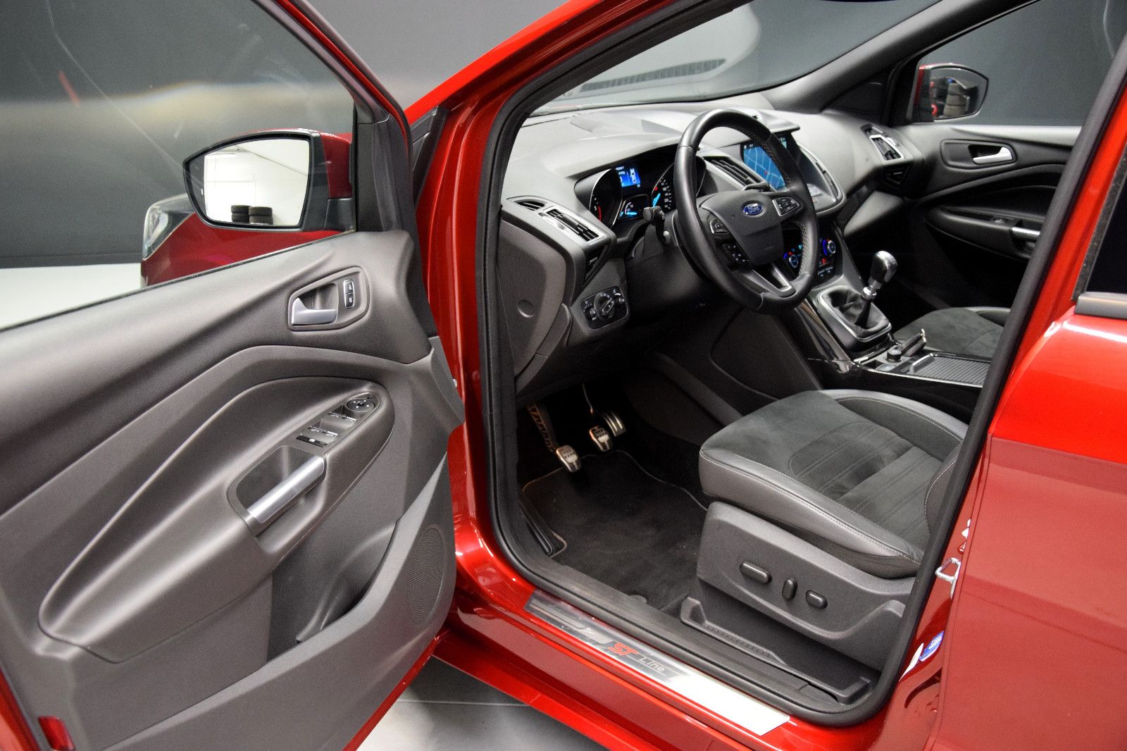 Fahrzeugabbildung Ford Kuga ST-Line Tempomat Kamera PDC Bi-Xenon el.Hkl