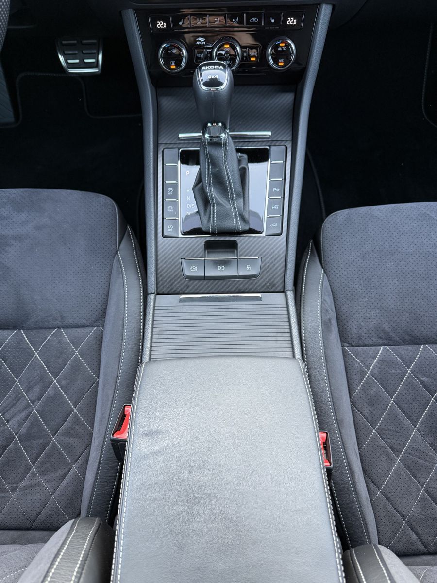 Fahrzeugabbildung SKODA Superb Combi Sportline 4x4 NAV+LED+AHK+360°+19ZO
