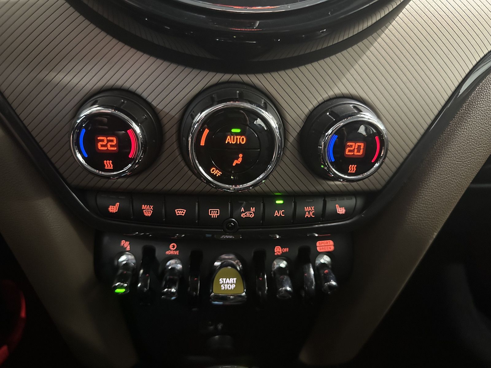 Fahrzeugabbildung MINI Cooper S Countryman S E ALL4/NAV/KAM/LED/Keyless
