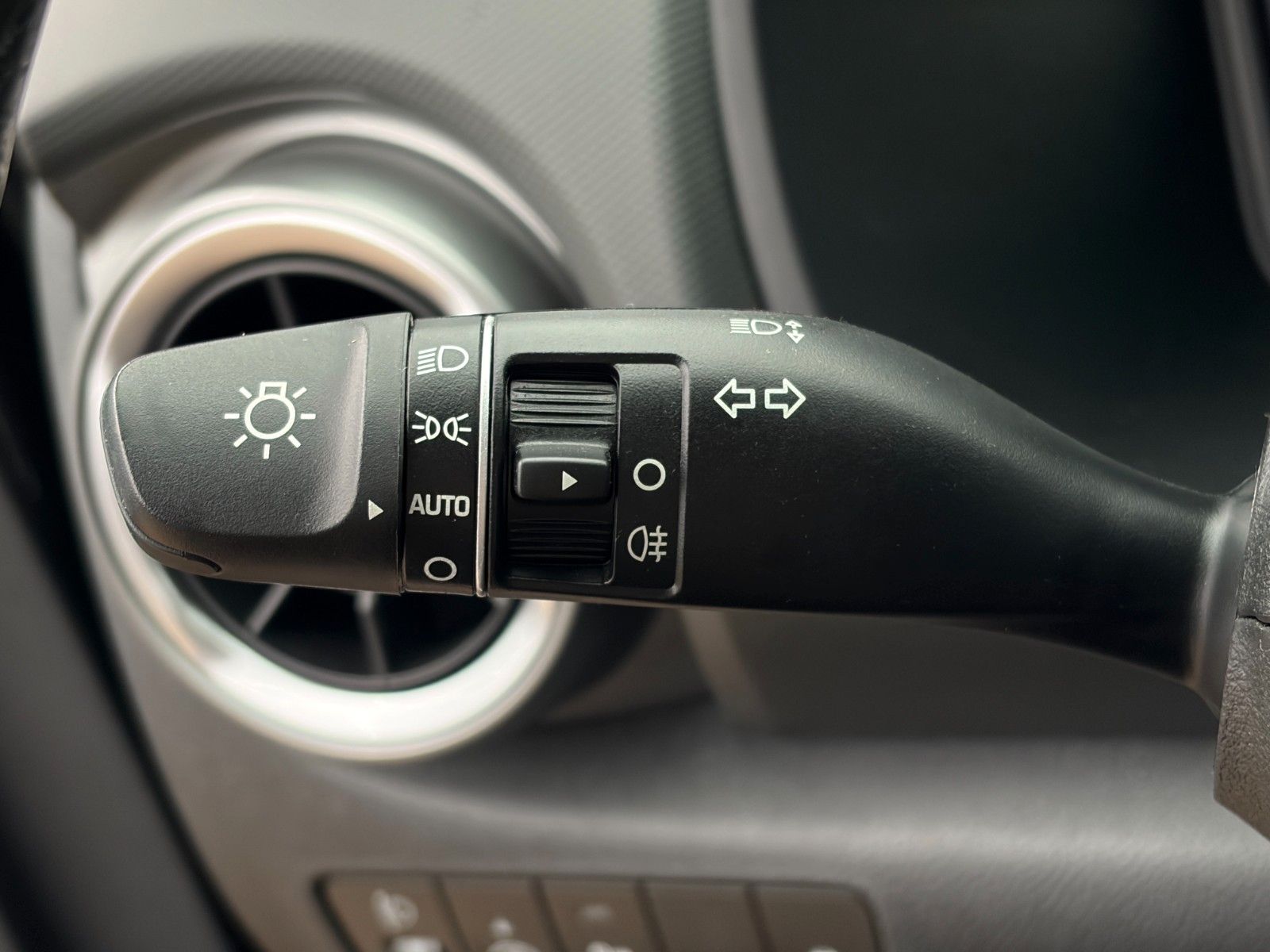 Fahrzeugabbildung Hyundai KONA E Select SHZ LHZ PDC CarPlay ACC Navi LKA