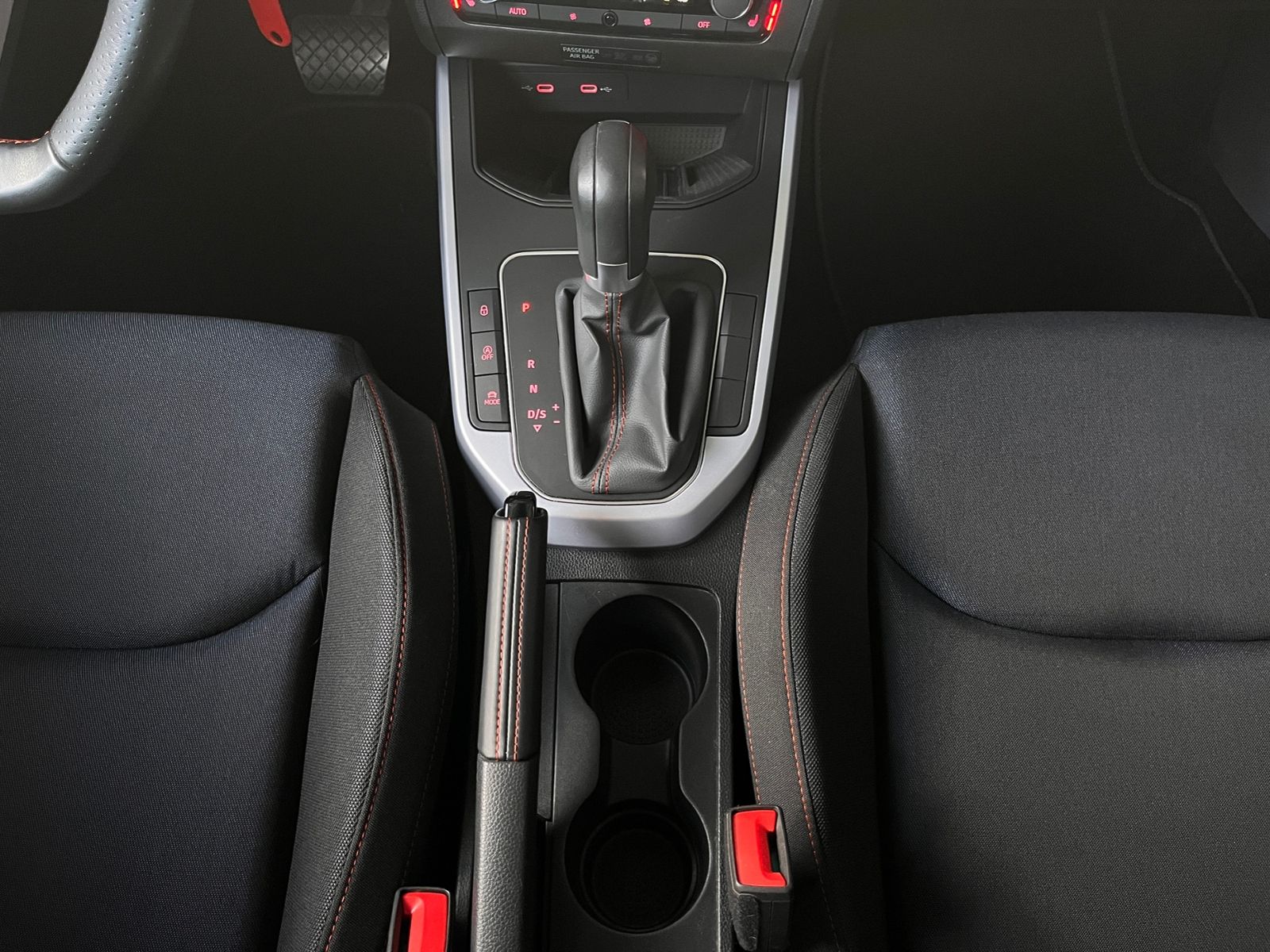 Fahrzeugabbildung SEAT ARONA 1.5 TSI DSG FR KLIMA LED NAV SHZ 17"