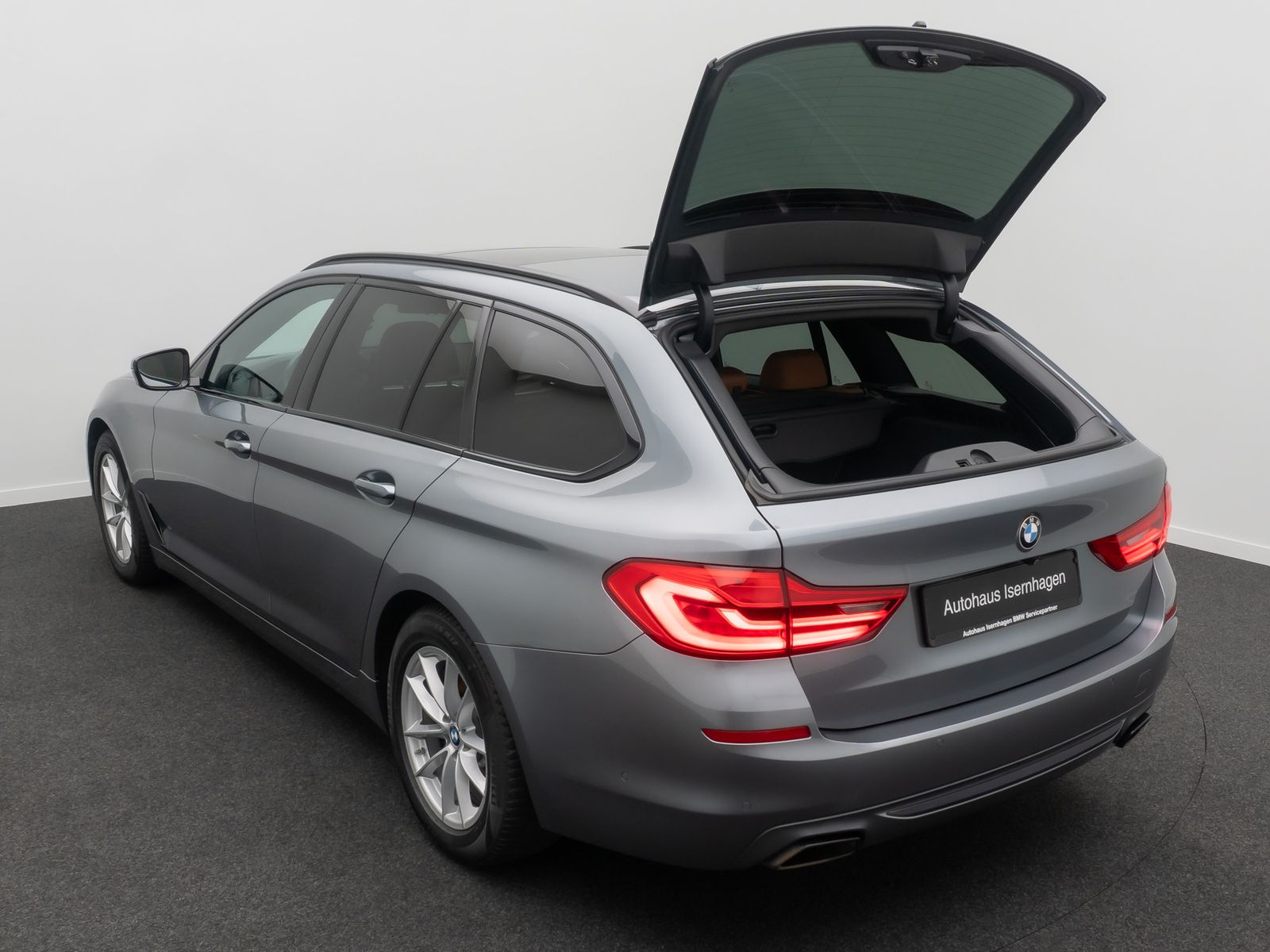 Fahrzeugabbildung BMW 540d xD SportLine 360&deg;HUD AHK DispKey SoftCl H/K
