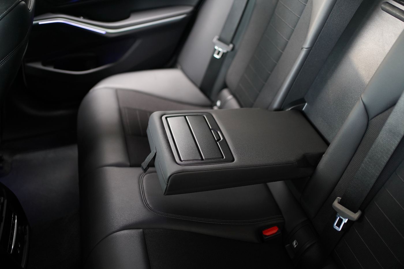 Fahrzeugabbildung BMW 320d Sport Line +HeadUp+AHK+Laserlicht+Parkassis