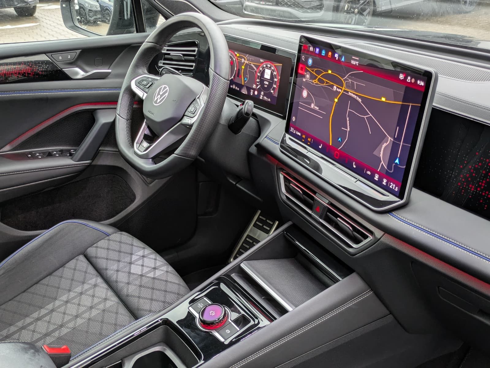 Fahrzeugabbildung Volkswagen Tiguan 2.0 TDI 4M R-Line PANO*H&K*AHK*MATRIX*20"