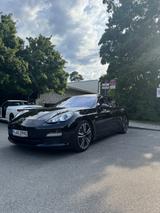 Porsche Panamera  - Porsche Panamera aus 2012 mit Benzin-Antrieb