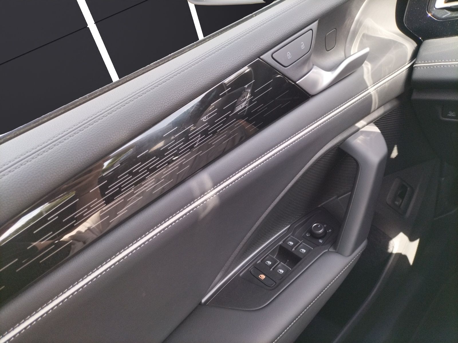 Fahrzeugabbildung Volkswagen Tiguan TDI Elegance DSG 4M LED AHK Navi HUD Pano
