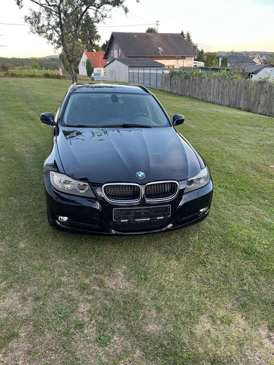 BMW 320 2011 — rear view