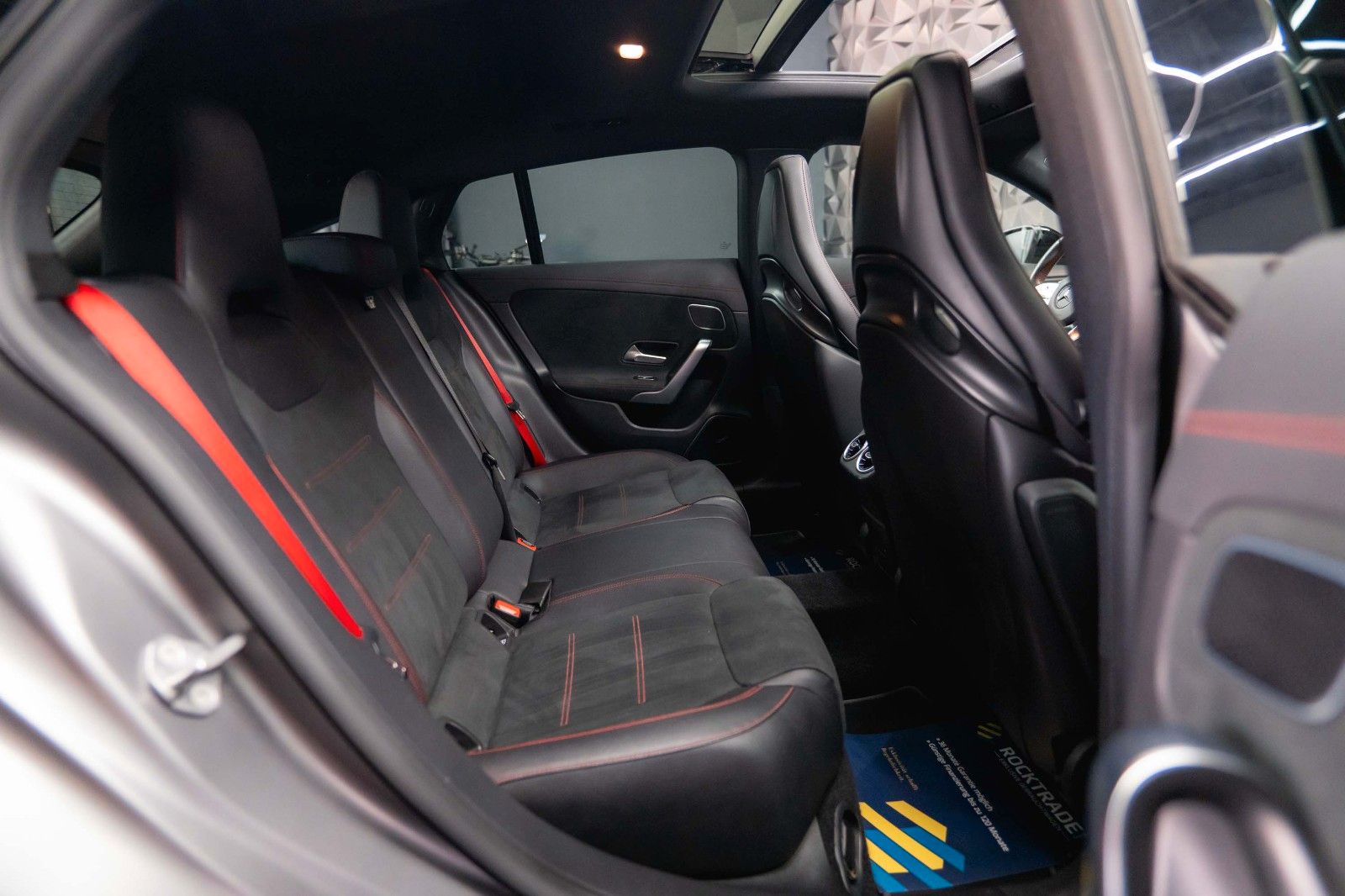Fahrzeugabbildung Mercedes-Benz CLA 35 AMG 4Matic Performance Night-Paket | Pano
