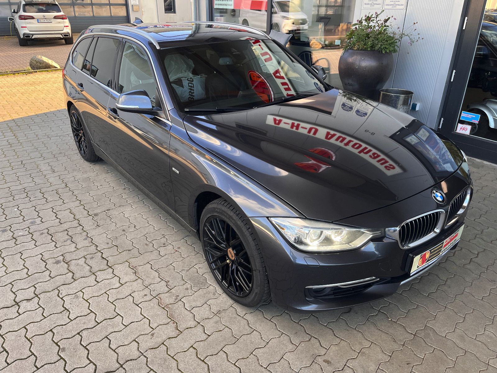 Fahrzeugabbildung BMW 330 Touring 330 d xDrive Automatik/ Panorama