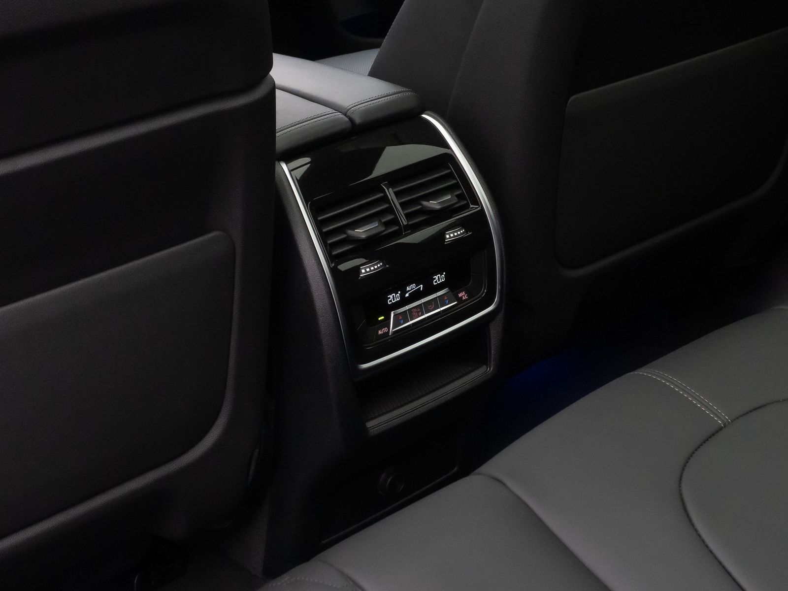 Fahrzeugabbildung BMW X5 xD40d M Sport Panorama Kamera HUD DAB Massage