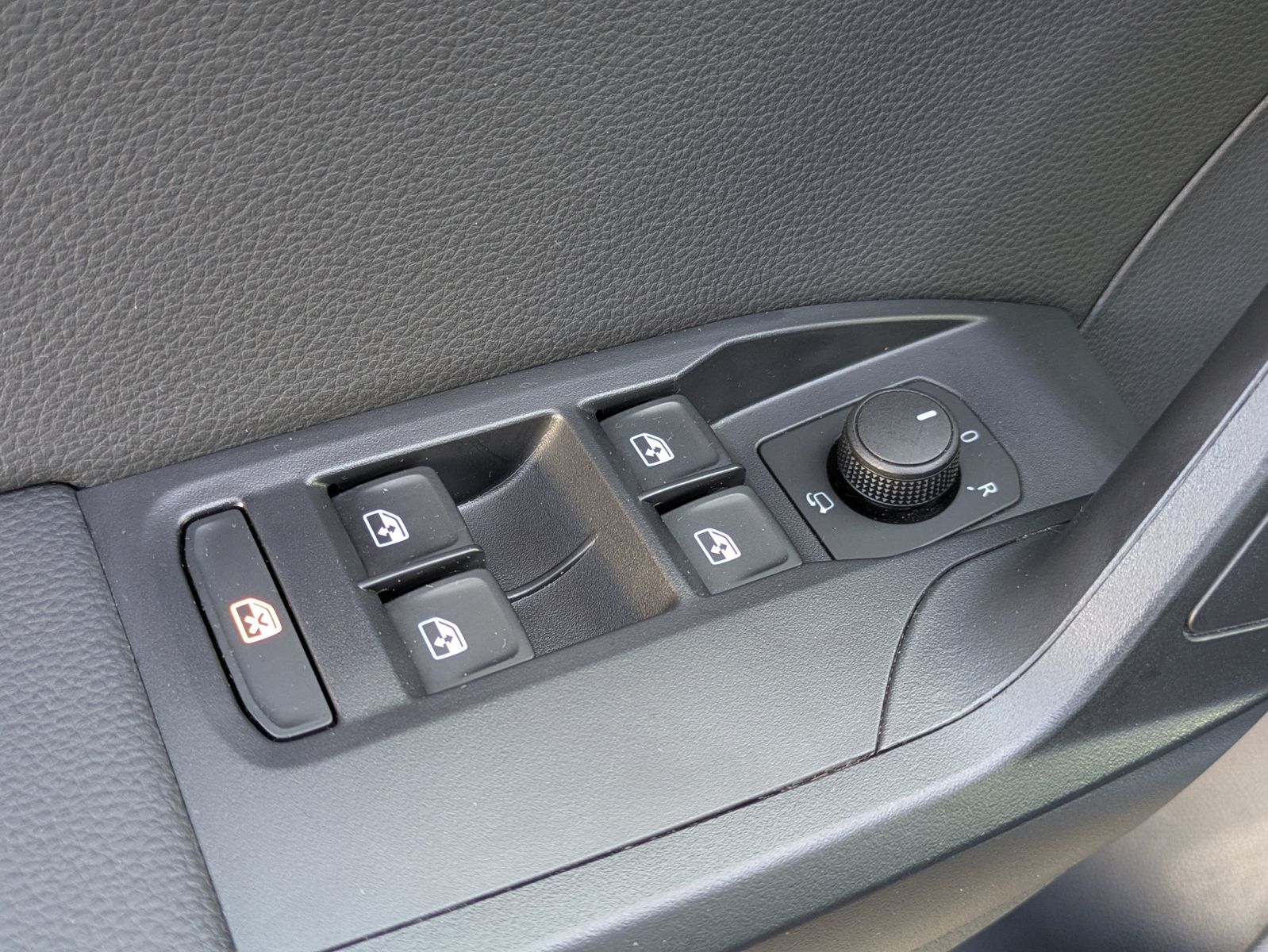 Fahrzeugabbildung SEAT Arona 1.0 TSI FR DSG AHK*ACC*LED*APP*DAB*KAMERA