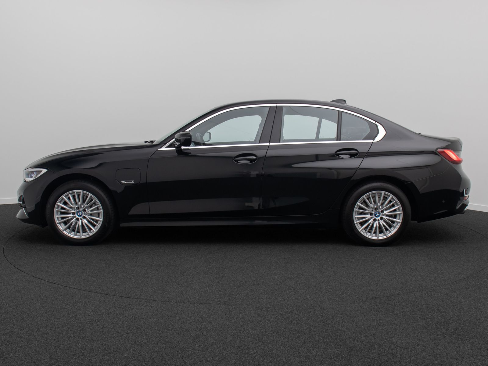 Fahrzeugabbildung BMW 330e LuxuryLine Kamera Laser HUD DAB HiFi Komfor