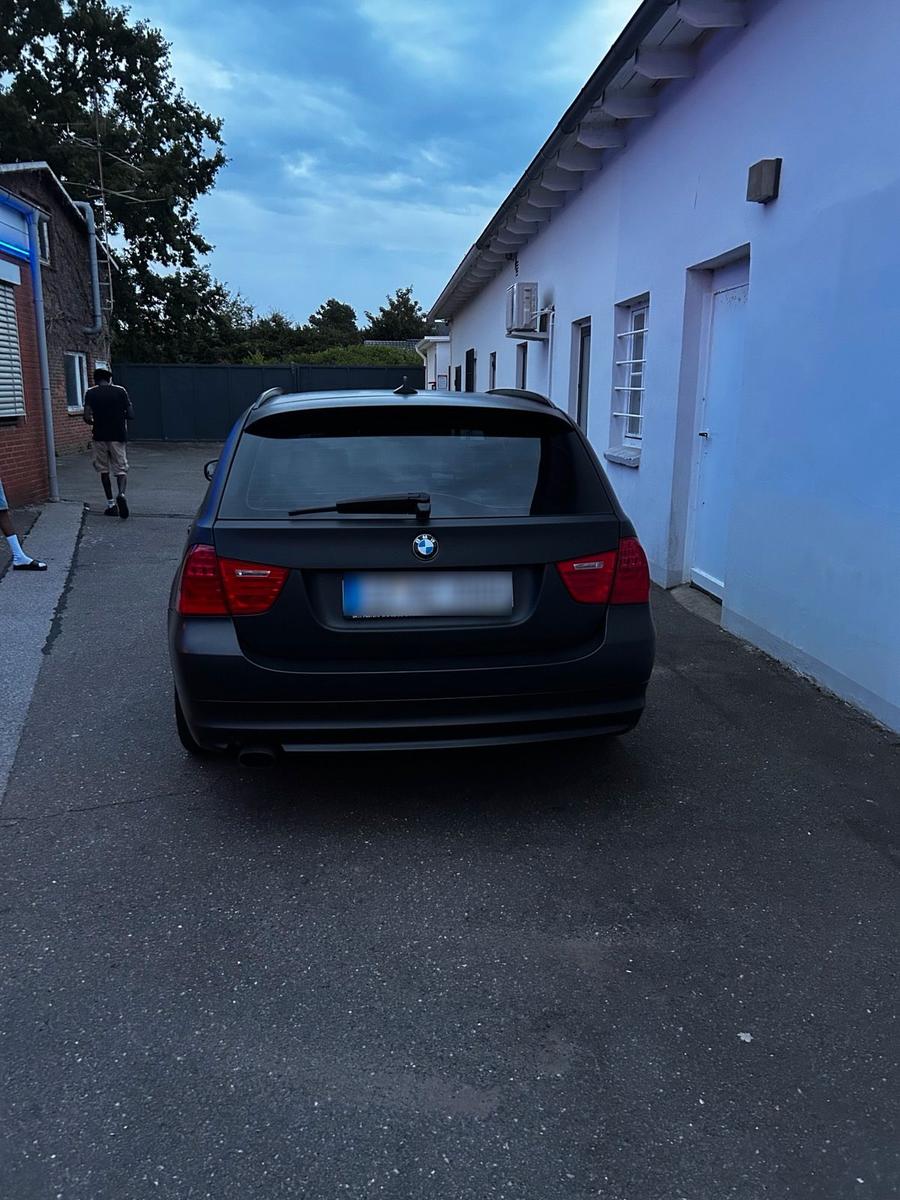 BMW 320 2011 — rear view