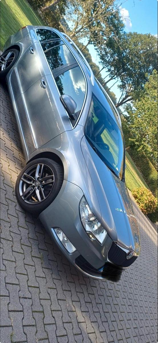 Skoda Superb 2013 — rear view