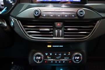 Ford Focus Lim. ST-Line LED Navi Kamera 18 Zoll