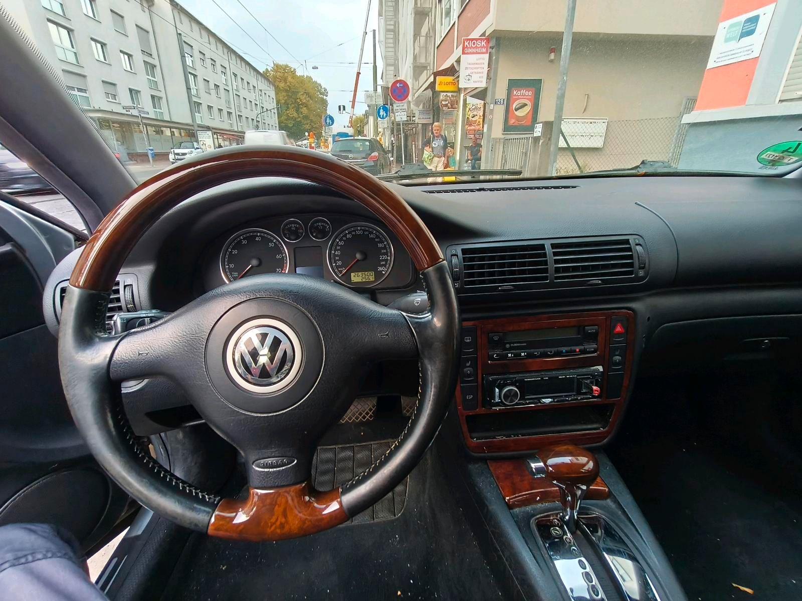 Volkswagen Passat 2004 — interior