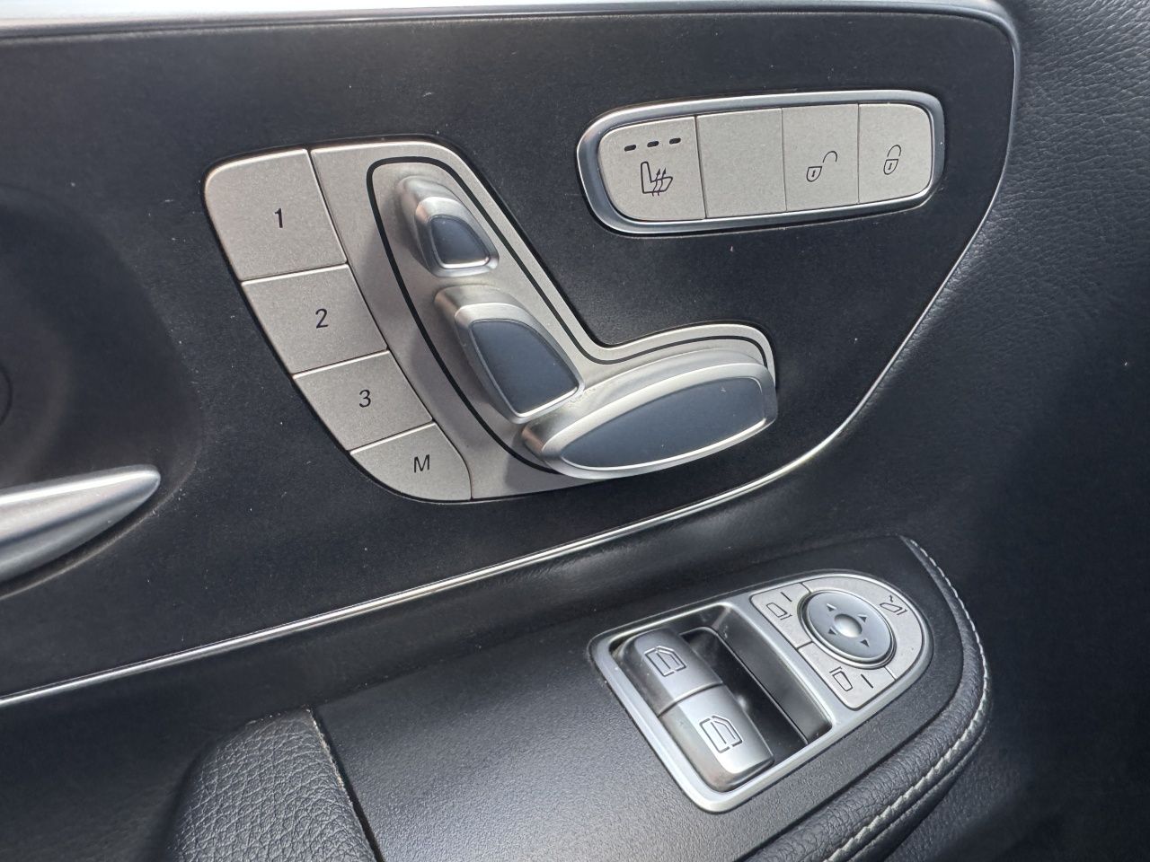 Fahrzeugabbildung Mercedes-Benz V 300d Avantgarde Ed. lang 4x4 Distronic*AMG*AHK