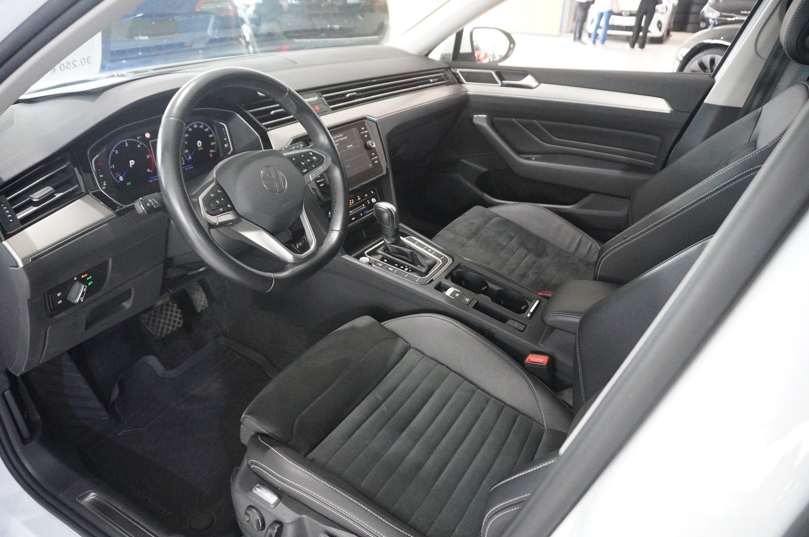 Fahrzeugabbildung Volkswagen Passat Vari. 2.0D R-LINE 4M NAVI/LED/KAMERA/AHK