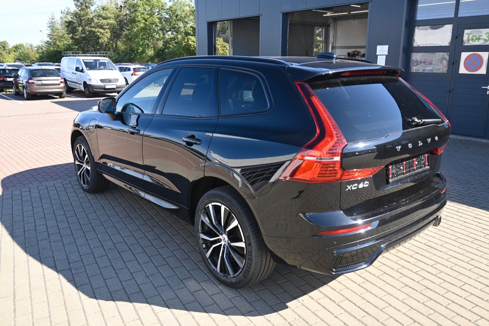 Fahrzeugabbildung Volvo XC60 T8 Plus Dark AWD*360°*FSHZG*AHK*PANO*