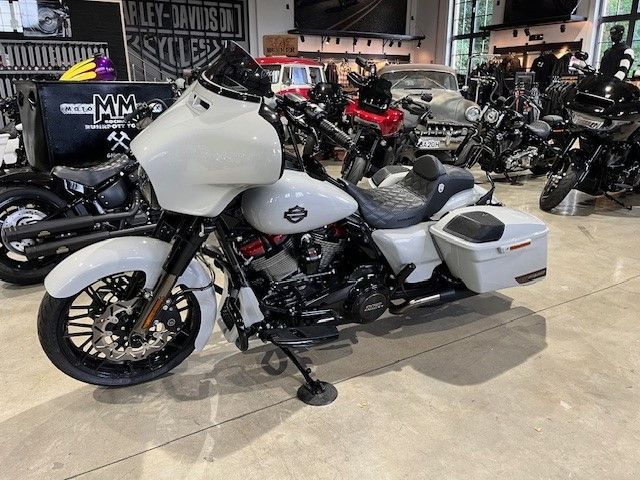 Fahrzeugabbildung Harley-Davidson CVO Milwaukee-Eight 117 mit einigen Umbauten