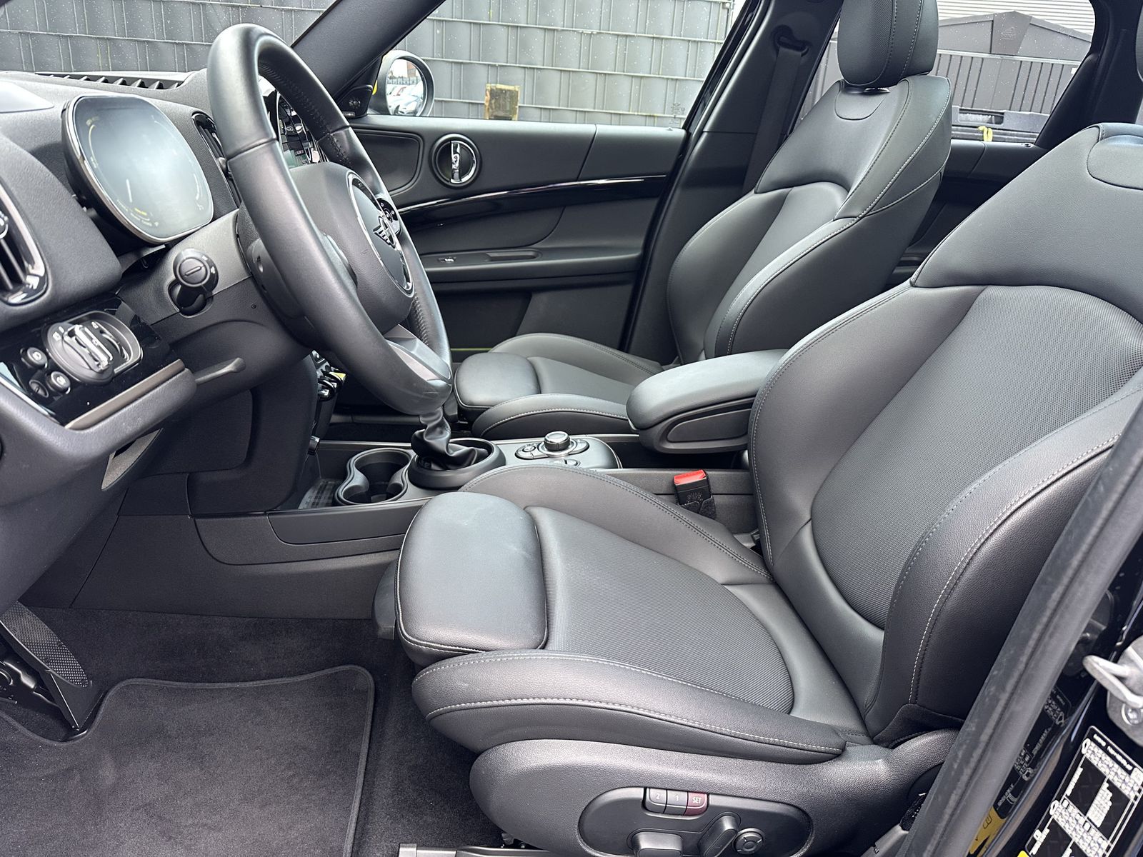 Fahrzeugabbildung MINI Cooper SE Countryman All4 Black NAV+LED+KAM+PANO