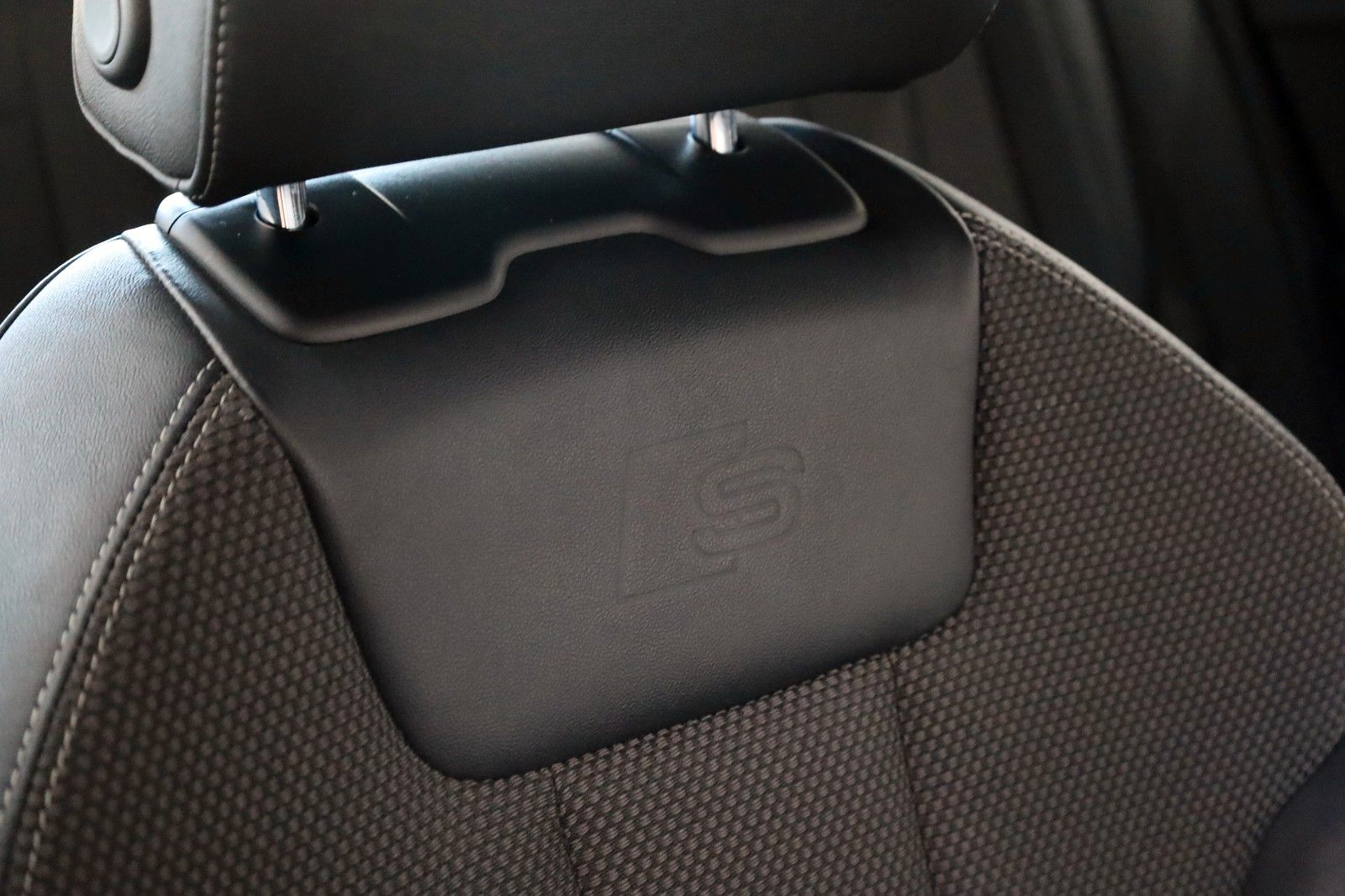 Fahrzeugabbildung Audi A4 Lim. quattro S Line T.Leder,Navi,Xenon,SH,PDC