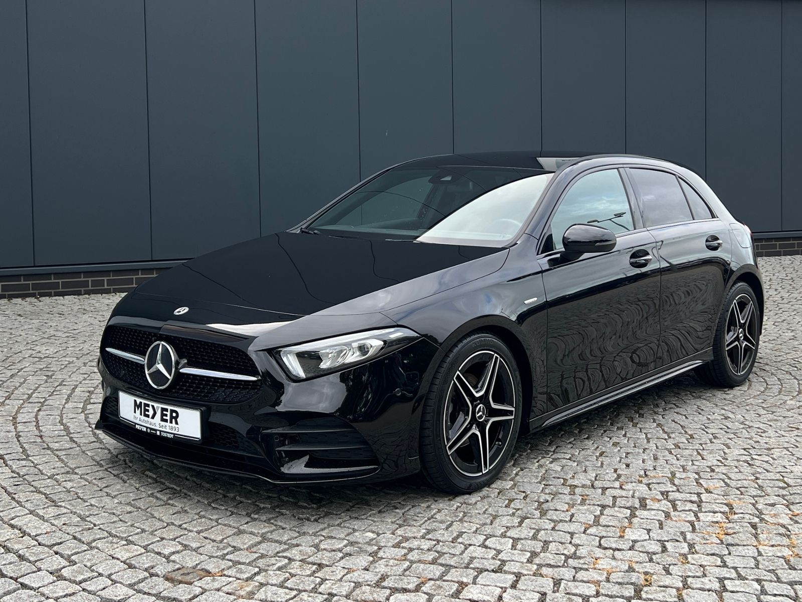 Fahrzeugabbildung Mercedes-Benz A 180 Edition *Night-Paket, AMG-Optik, Navi"