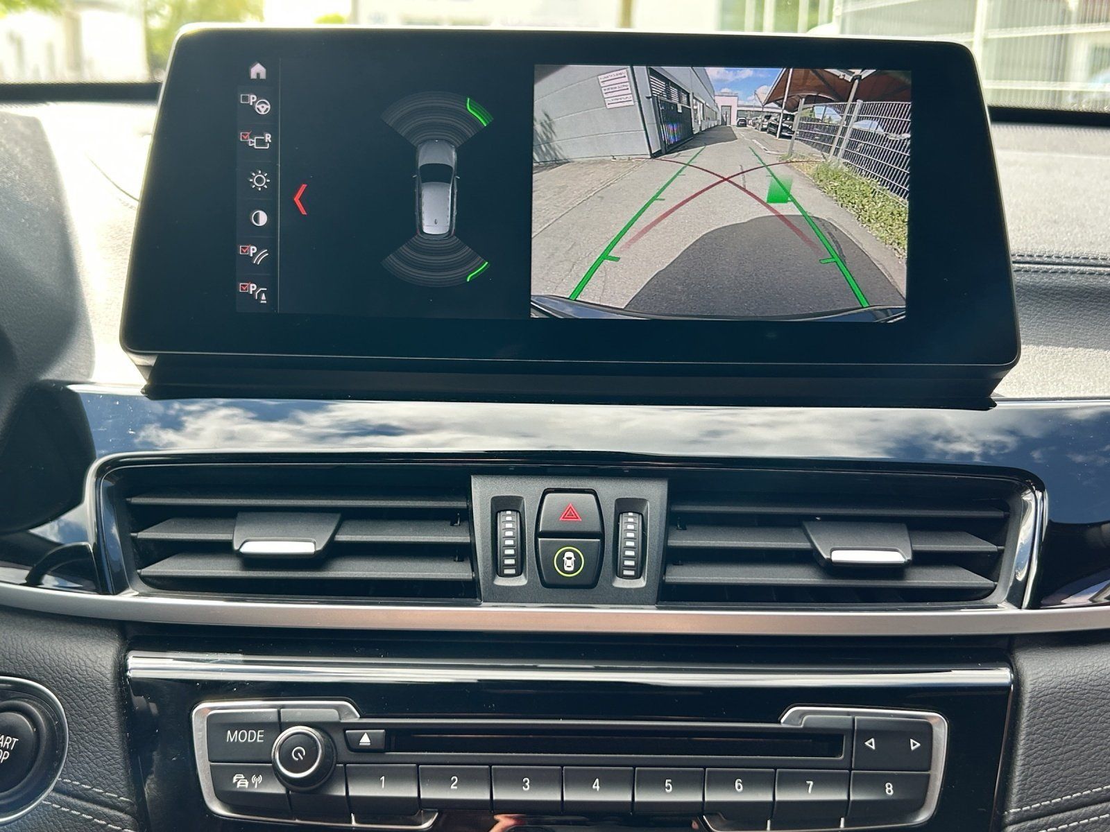 Fahrzeugabbildung BMW X1 xDrive25e Sport Line/PANO-DACH/NAVI+/KAMERA/