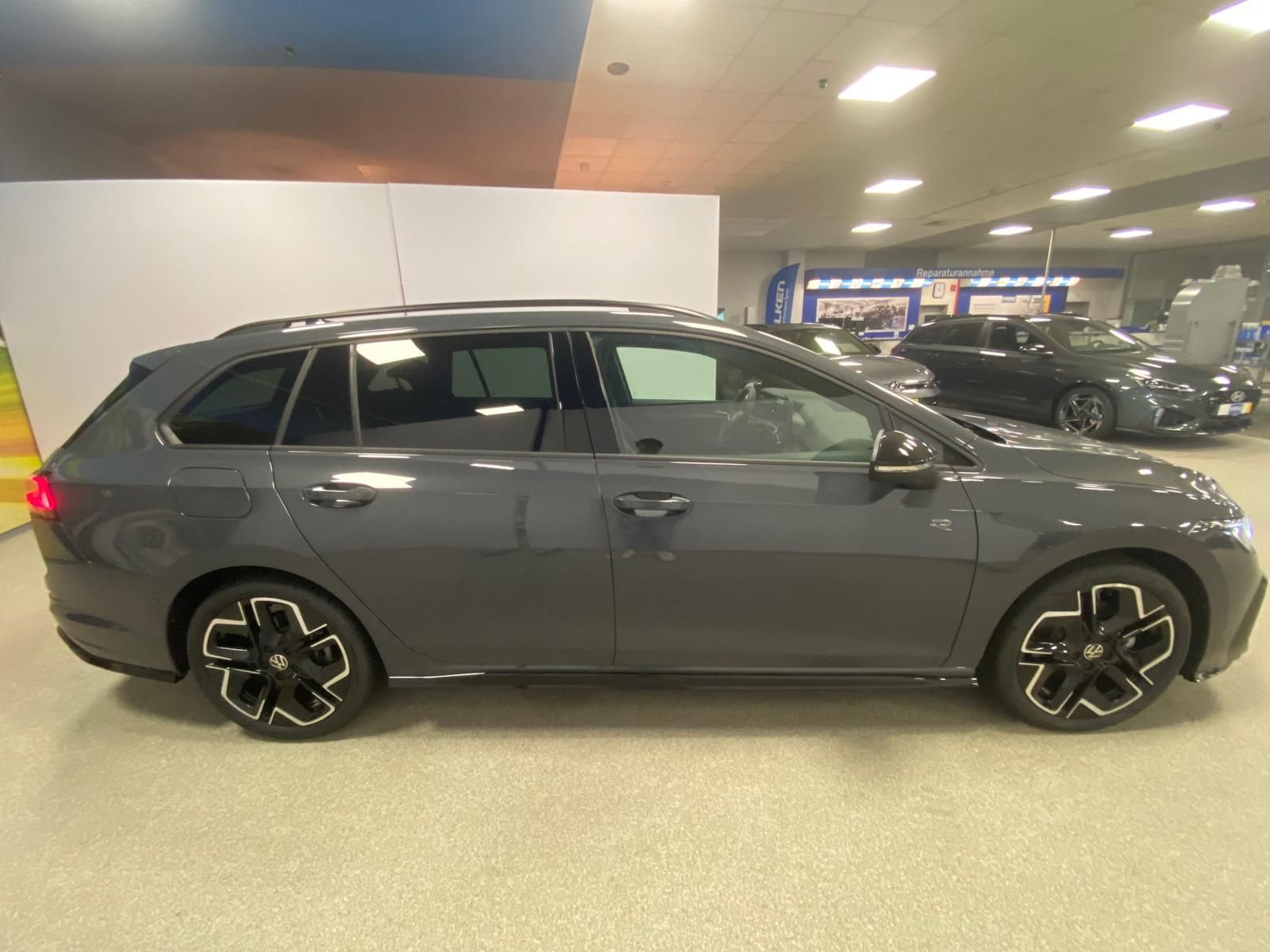 Fahrzeugabbildung Volkswagen Variant 2.0 TDI DSG R-Line BLACKSTY+MATRIX+5JGAR