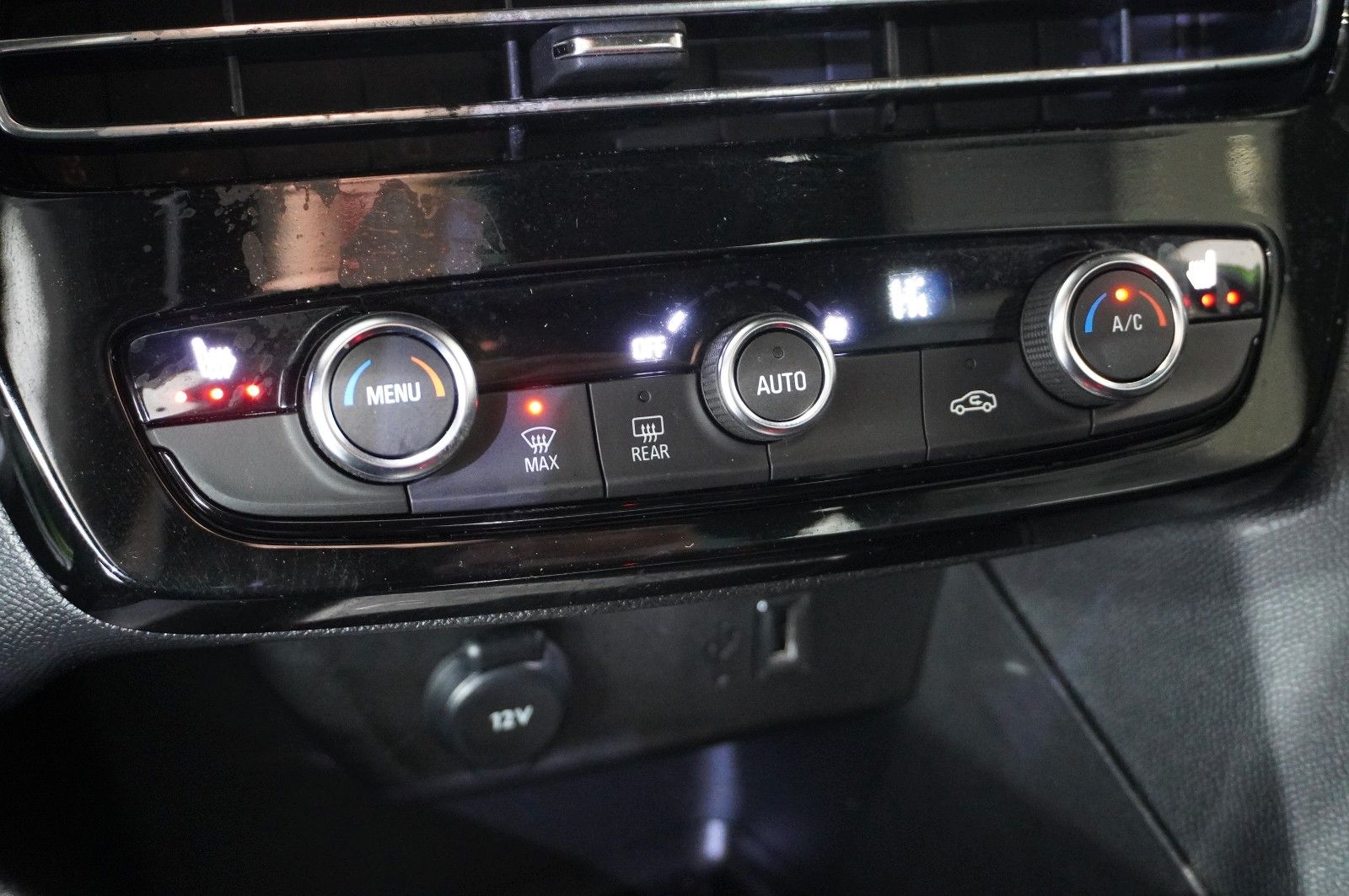 Fahrzeugabbildung Opel Mokka 1.2T ULTIMATE NAVI/LED/KAMERA/SPORT/DAB+