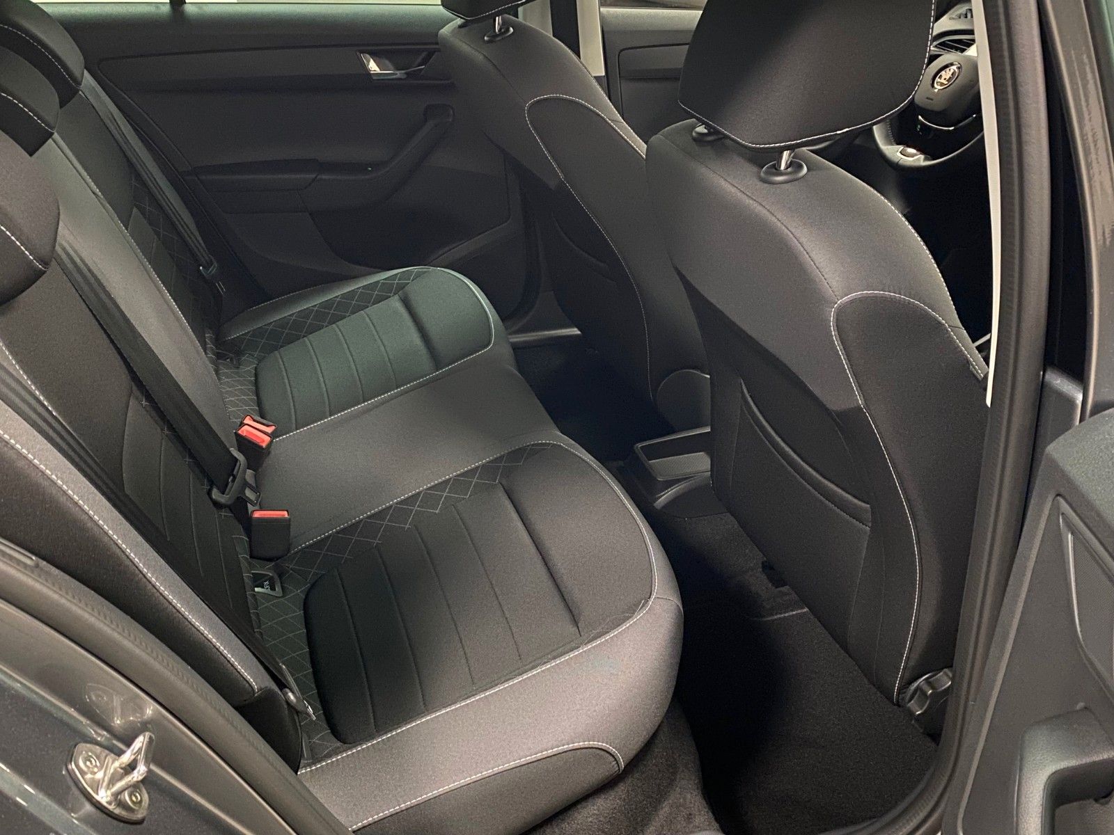 Fahrzeugabbildung SKODA Fabia 1.0 TSI AMBITION PLUS COMBI+NEBEL+App+ALU+