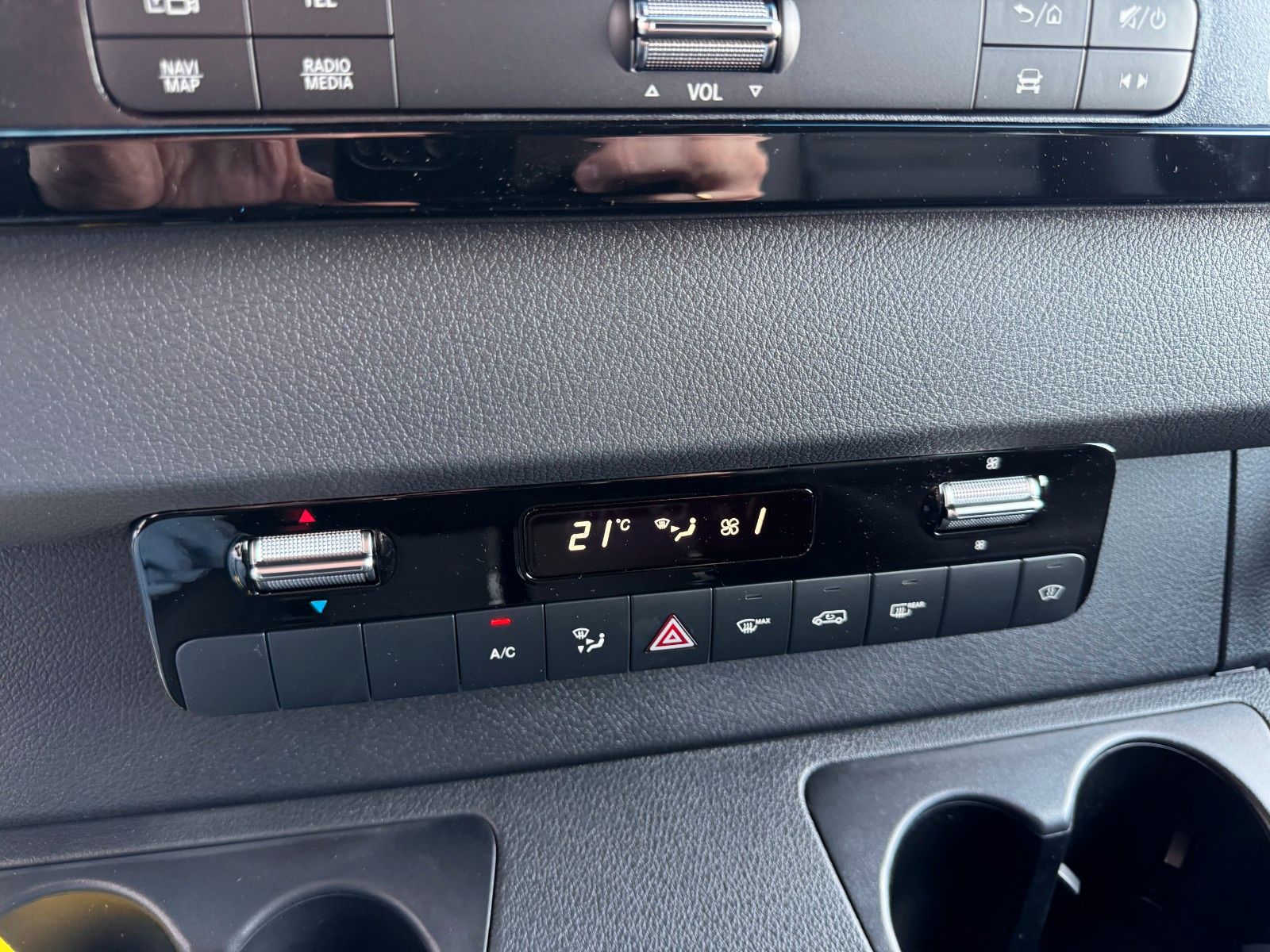 Fahrzeugabbildung Mercedes-Benz Sprinter 317 CDI DoKa/Mixto 9G Klima Kamera AHK