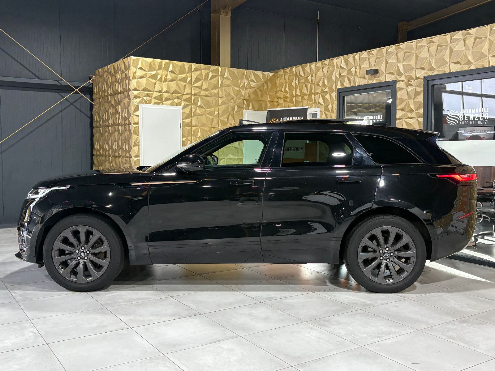 Fahrzeugabbildung Land Rover Range Rover Velar/R-DYNAMIC/PANO/HEAD-UP/ACC