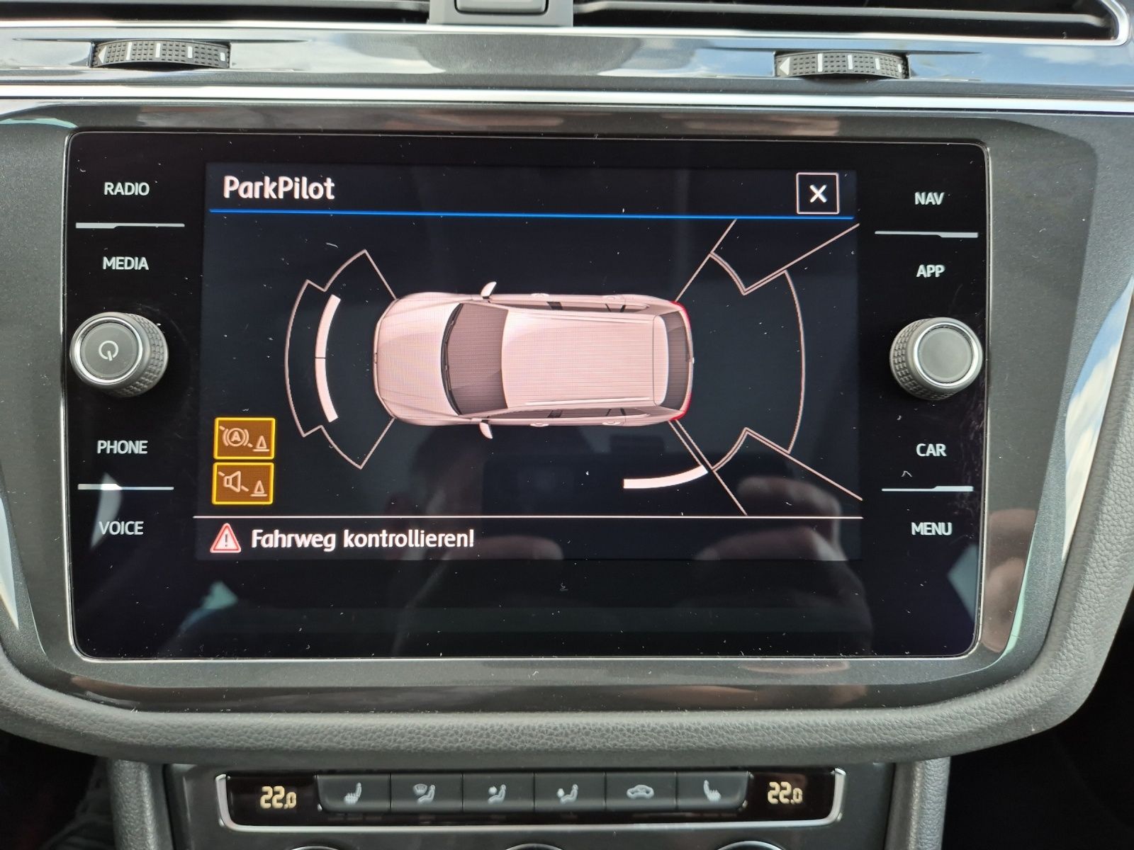 Fahrzeugabbildung Volkswagen Tiguan TDI IQ.Drive AHK PANO HUD ACC
