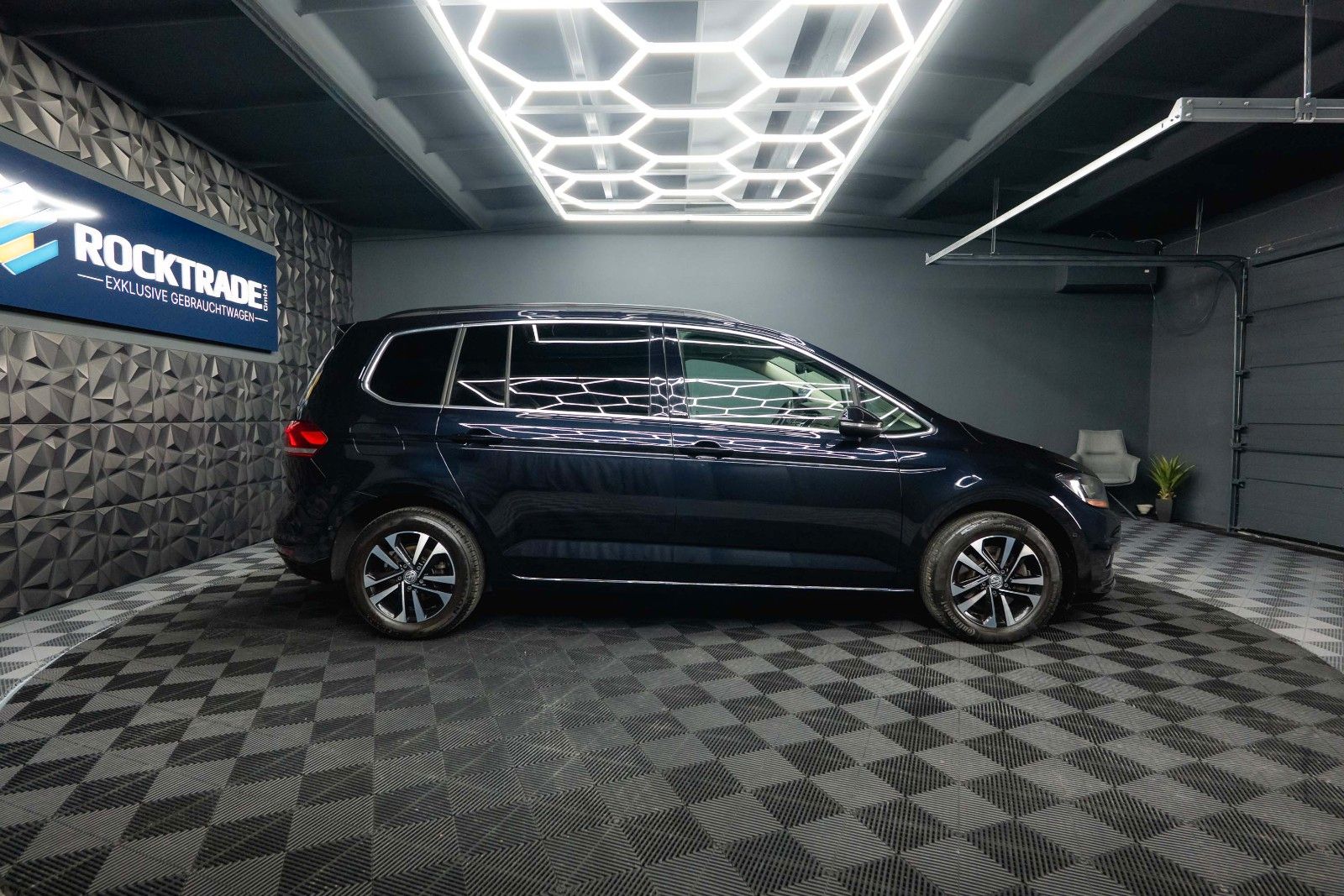 Fahrzeugabbildung Volkswagen Touran 1.6 Comfortline IQ.Drive | 7 Sitze | ACC