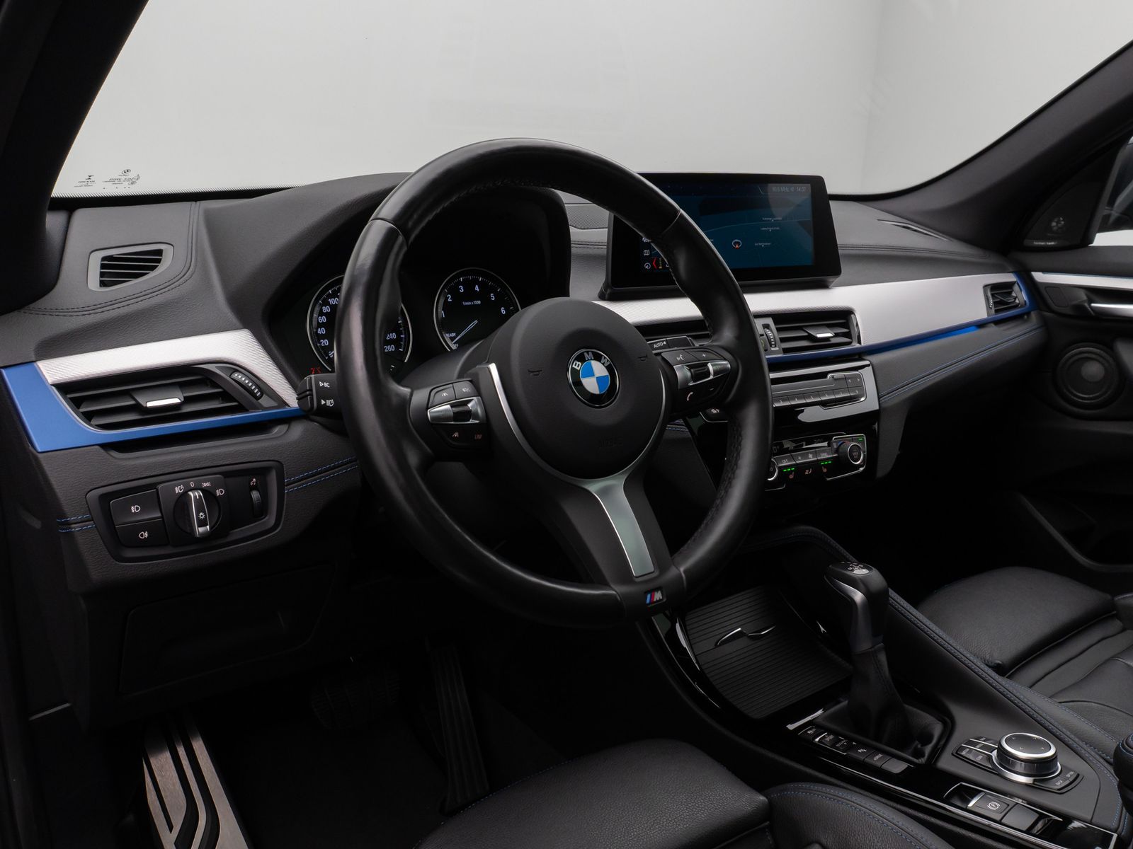 Fahrzeugabbildung BMW X1 xD25e M Sport Panorama Kamera HUD H/K Komfort